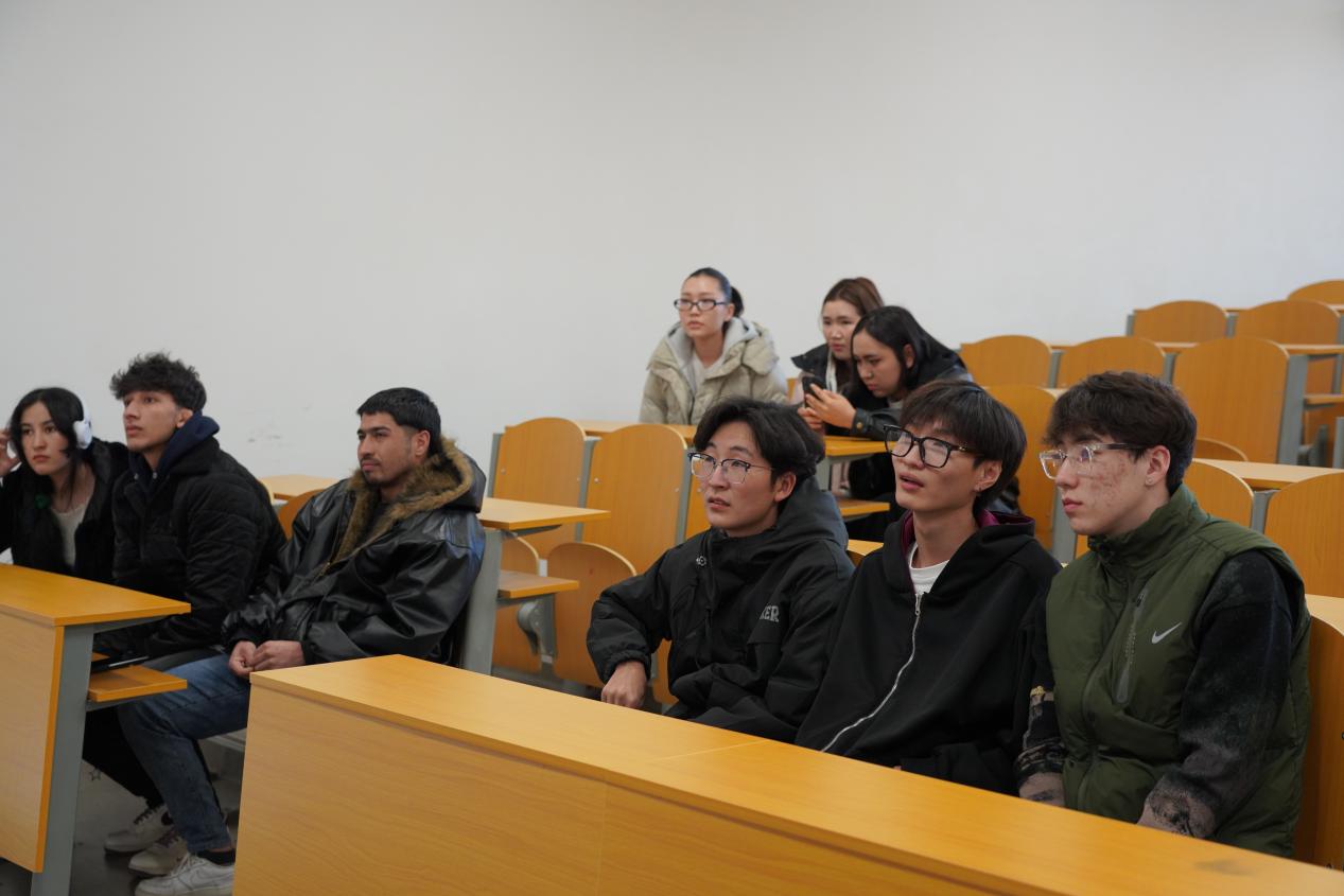 非遺藝術潤心靈 留學生課堂體驗竹編與皮影魅力